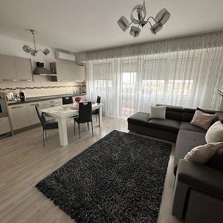 Class Deluxe Apartments Oradea Buitenkant foto