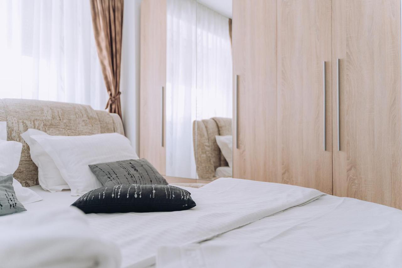 Class Deluxe Apartments Oradea Buitenkant foto