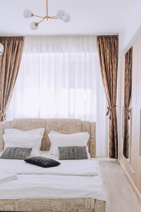 Class Deluxe Apartments Oradea Buitenkant foto