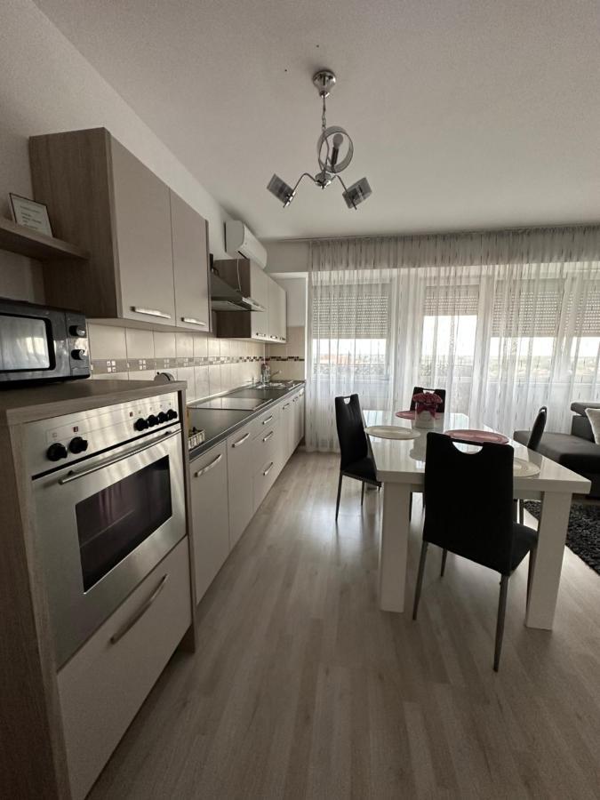 Class Deluxe Apartments Oradea Buitenkant foto