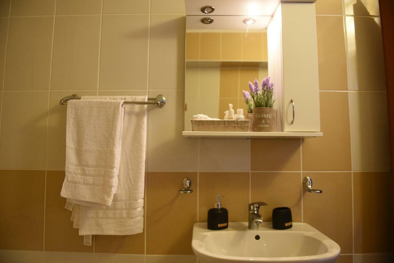 Class Deluxe Apartments Oradea Buitenkant foto